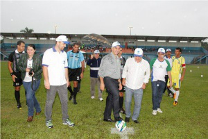 Sob forte chuva, governador dá o pontapé inicial da 13ª Copa Assomasul