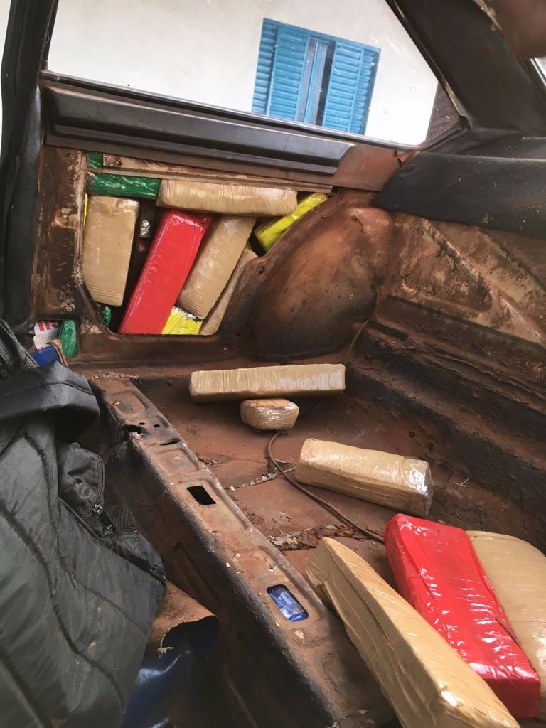 PRE apreende droga escondida no banco e nas portas do carro