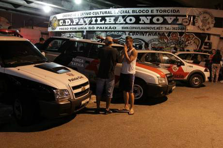 Chacina deixa oito mortos em sede de torcida organizada do Corinthians A polícia recolheu cápsulas de pistola calibre nove milímetros no local
Fernando Neves/Brazil Photo Press/Estadão conteúdo