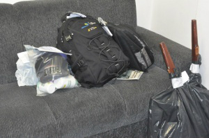 Entre os materiais apreendidos pela polícia junto ao autor está uma cadeira destruída, que foi usada nas agressões. (Foto: Marcelo Calazans)