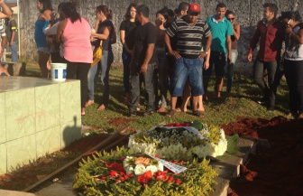 Corpo de dançarina de funk morta no RJ é enterrado em Trindade, GO Corpo da dançarina foi enterrado no Cemitério Municipal de Trindade, em Goiás (Foto: Vitor Santana/G1)