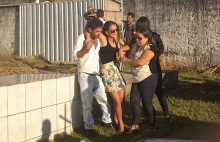 Corpo de dançarina de funk morta no RJ é enterrado em Trindade, GO Filha de dançarina precisou ser amparada por parentes durante enterro (Foto: Vitor Santana/G1)