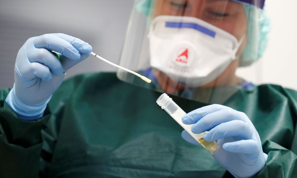 Brasil confirma mais 6 casos de coronavírus; total de 25 pacientes Reuters/Wolfgang Rattay
