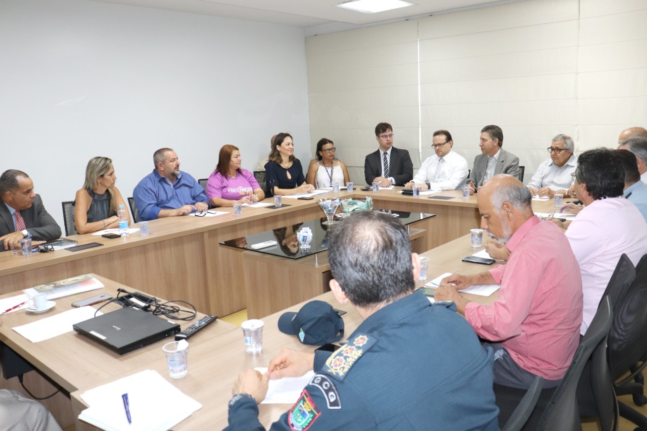 Autoridades se reúnem na Santa Casa para discutir os problemas com moradores de rua Autoridades se reúnem na Santa Casa para discutir os problemas com moradores de rua