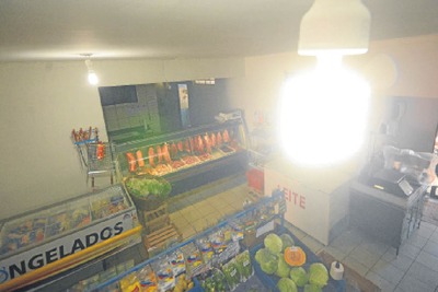 Medidas em vigor ajudam população a diminuir gastos com energia e água Tarifa terá valores diferentes para luz consumida, dependendo da hora e dia da semana - Foto: Gerson Oliveira / Correio do Estado