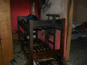 Os móveis do quarto foram destruídos e ele foi interditado (Foto: Pedro Peralta)

