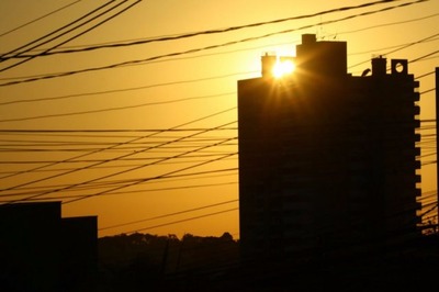 Dia começa com céu aberto e de poucas nuvens na Capital (Foto: André Bittar)
