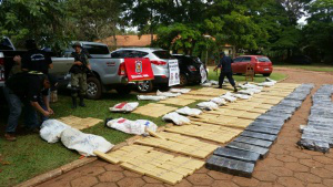 Vários tabletes foram encontrados pela polícia paraguaia - Foto: Rádio Amambay