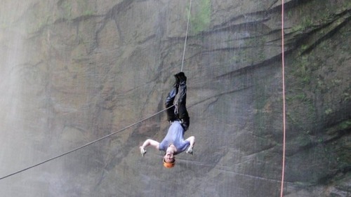 Galera se aventura até de cabeça pra baixo. (Foto: Trilha Extrema)
