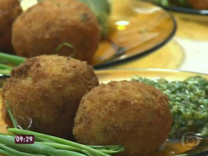 Bolinho de Risoto com Recheio de Queijo e Molho Pesto