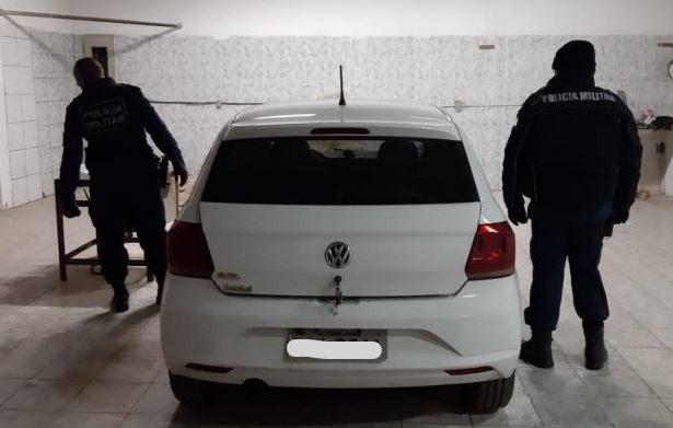 PM recupera carro roubado em uma marcenaria na Capital PM recupera carro roubado em uma marcenaria na Capital