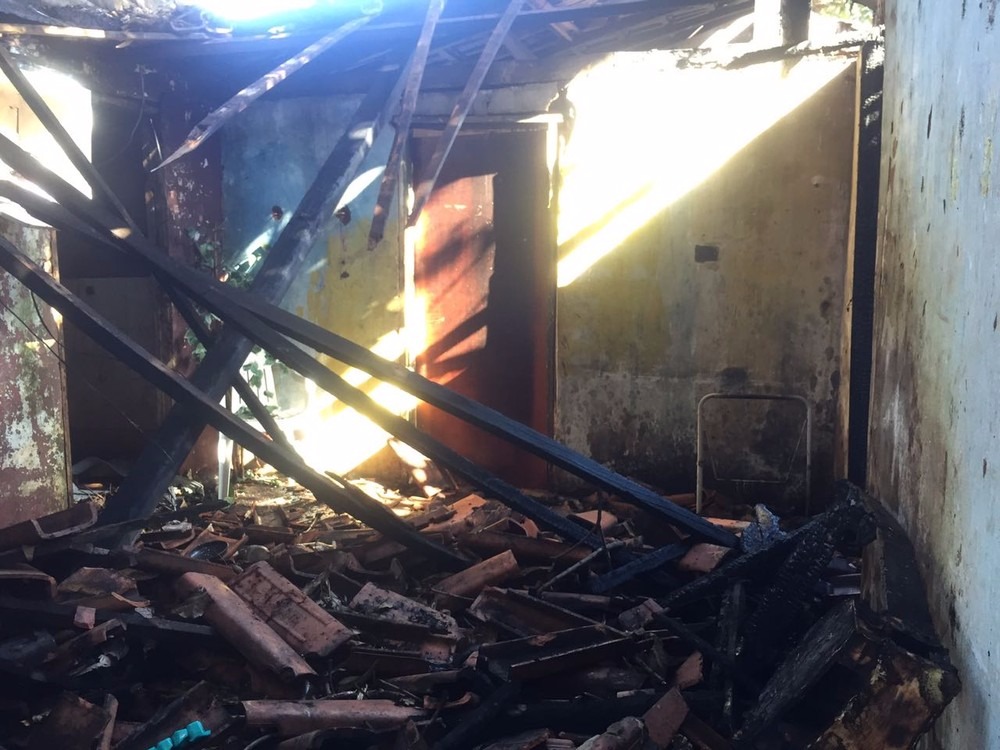 Cômodo ficou destruído e o teto desabou (Foto: Dyego Queiroz)