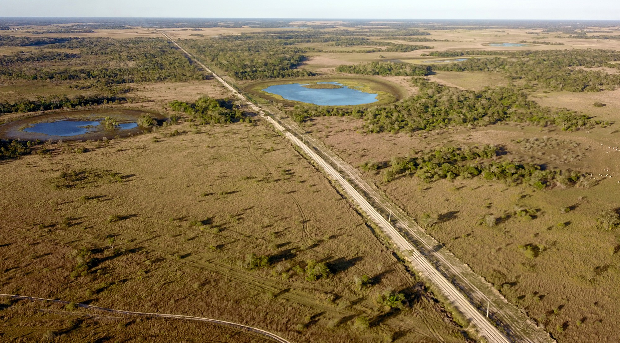Com recursos do Fundersul, pacote de obras garantirá a integração definitiva do Pantanal Trecho da MS-228 implantado e cascalhado pela Agesul em 2019, entre Rio Negro, Aquidauana e Corumbá.