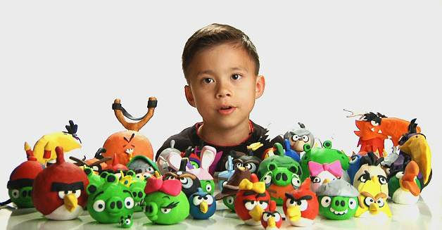 Garotinho de 8 anos fica milionário com canal no YouTube