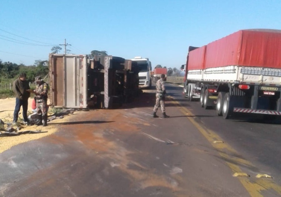 Carreta com milho a granel tomba na MS-480 Nova News