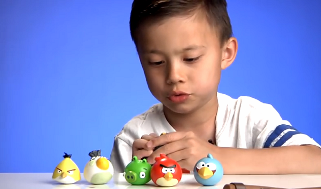 Garotinho de 8 anos fica milionário com canal no YouTube