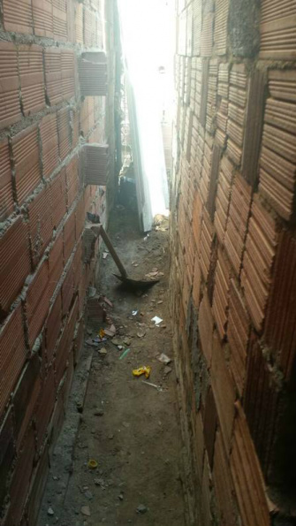 Quintal onde casal morava teria tido um buraco cavado após a suposta morte Foto: Ricardo Rigel