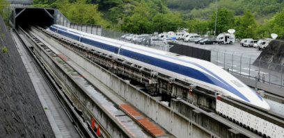 O Maglev que usa tecnologia de levitação magnética que o faz viajar sem tocar os trilhos, gerando atrito somente com o ar