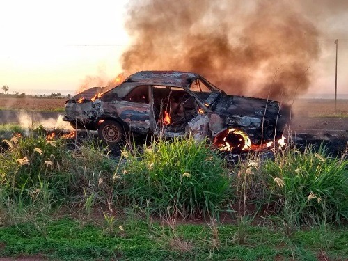 Ford Corcel I ficou completamente destruído e atrapalhou fluxo na estrada - Nova News