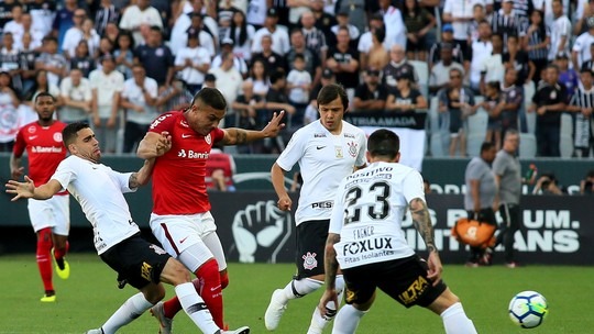 Em jogo com polêmica, Corinthians e Inter ficam no empate, e líder São Paulo agradece