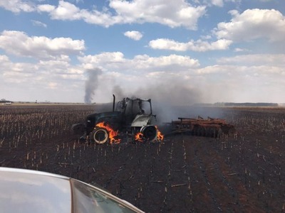 Trator foi usado para conter as chamas e ficou completamente queimado. (Foto: Divulgação)
