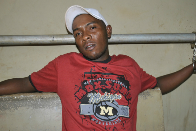 José Augusto Mendes da Conceição, 31, padrasto da adolescente, foi preso como co-autor do crime 
(Foto: Osvaldo Duarte)