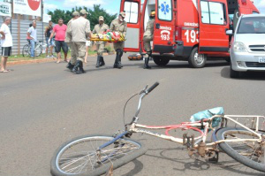 Ciclista ficou com ferimentos leves, mas condutor da moto teve traumatismo craniano (Foto: Marcelo Calazans)