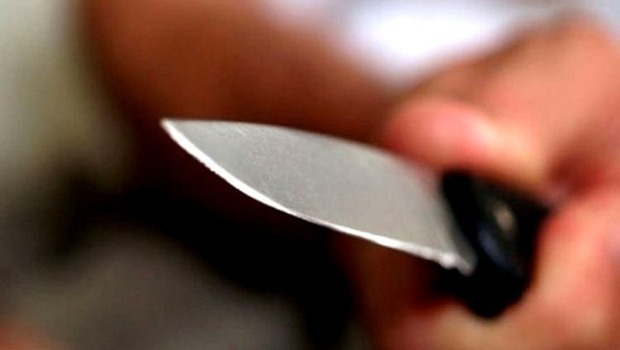Homem esfaqueia outro em bar por não lhe pagar bebida Homem esfaqueia outro em bar por não lhe pagar bebida