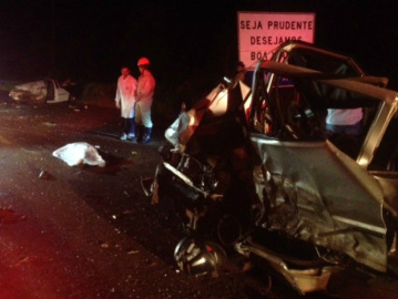 Carros envolvidos em acidente que acabou em quatro mortes nesta segunda-feira (20) ficaram totalmente destruídos (Foto: Juliene Katayama/G1 MS)