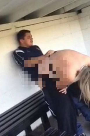 Flagrado no momento em que fazia sexo com torcedora no banco de reservas, jogador é demitido por clube inglês Foto: Reprodução Twitter