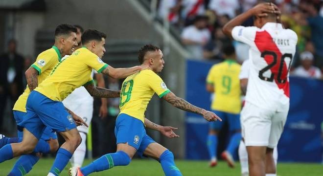 Everton Cebolinha marcou primeiro gol do Brasli x Peru no Maracanã, no Rio. Ricardo Moraes/Reuters