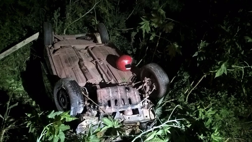 Jovem capotou o carro após perder o controle do veículo (Foto: CBM/Divulgação)