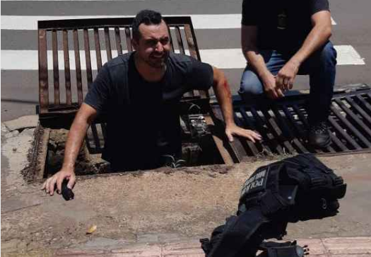 Rapaz fura blitz, foge por tubulação de esgoto, pega “carona” e PM o acha em casa no Colibri Policiais fazem simulação de como rapaz conseguiu fugir da bltiz por um bueiro. (Foto: Divulgação PM)
