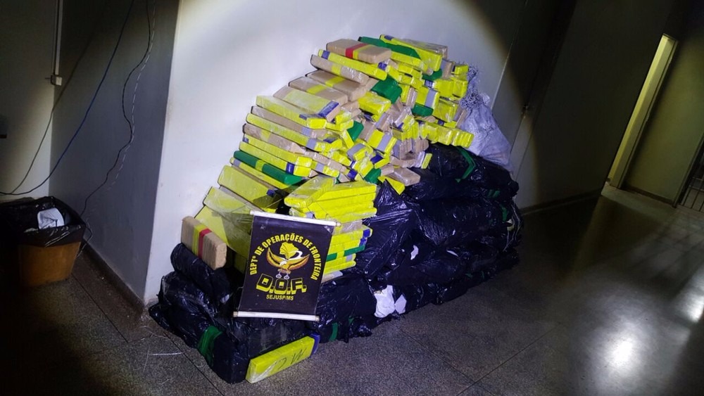 Droga estava estocada em casa na fronteira com o Paraguai (Foto: DOF/Divulgação)