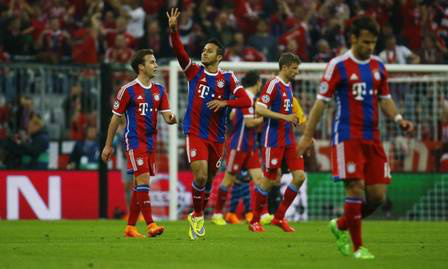 Barcelona e Bayern de Munique estão na semifinal da Liga dos Campeões da Uefa Thiago Alcantara abriu o placar para o Bayern de Munique sobre o Porto Foto: Kai Pfaffenbach / REUTERS