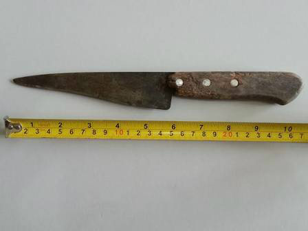 Faca que foi usada no crime foi encontrada na casa Foto: Divulgação / Polícia Civil
