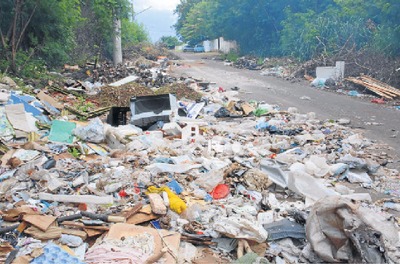 Lotado de lixo e diversos tipos de resíduos, local fica a uma quadra de futuro Ecoponto - Foto: Gerson Oliveira / Correio do Estado