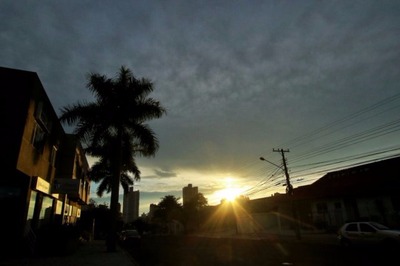 Sol aparece entre nuvens na manhã desta sexta-feira (17) (Foto: André Bittar)

