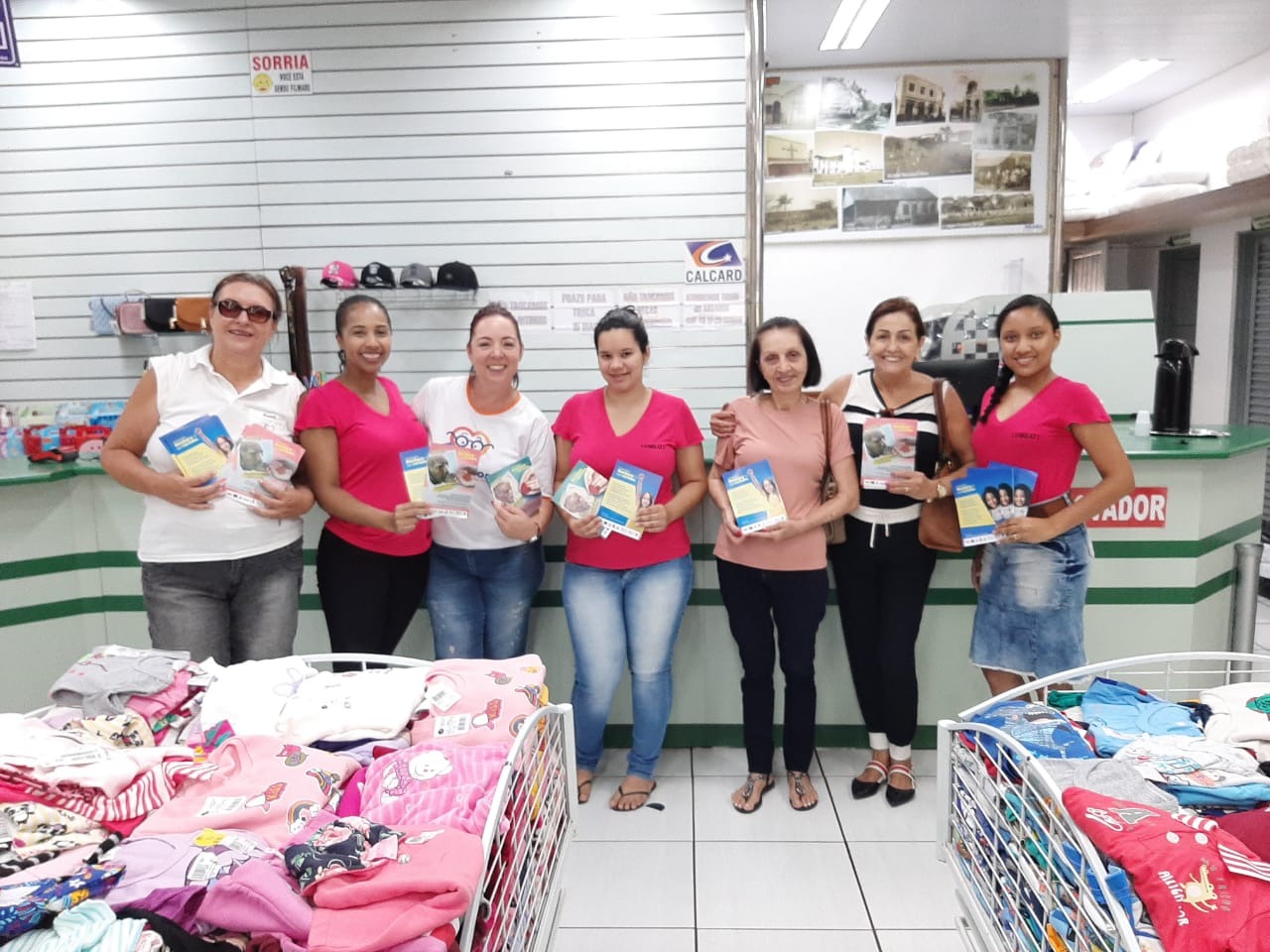 Mobilização na área central de Dourados, sábado, envolveu instituições e entidades que trabalham com crianças e idosos 