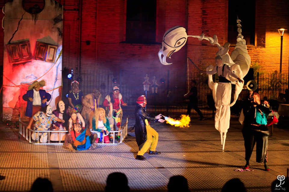 Da Bolívia, Voyeur Teatro traz máscaras e pirofagias para espetáculo Divulgação