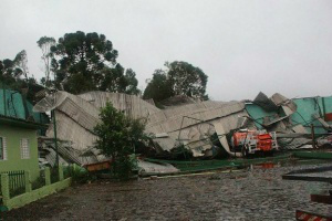 Tornado deixou duas pessoas mortas em Santa Catarina na segunda-feira - Foto: Rádio Nambá/Divulgação