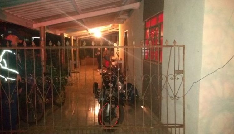 Homem é executado em garagem de casa no interior