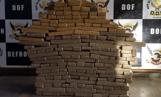 DOF apreende 215 quilos de maconha em caminhonete rebocada por guincho DOF apreende 215 quilos de maconha em caminhonete rebocada por guincho