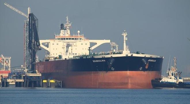 Navio grego podia transportar até 170 milhões de litros de óleo Reprodução