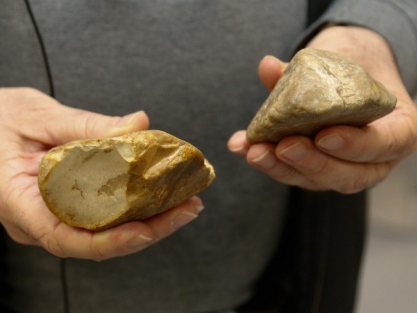 Descoberta de brasileiros pode mudar história da humanidade Pedra lascada encontrada na Jordânia por brasileiros. CECÍLIA BASTOS