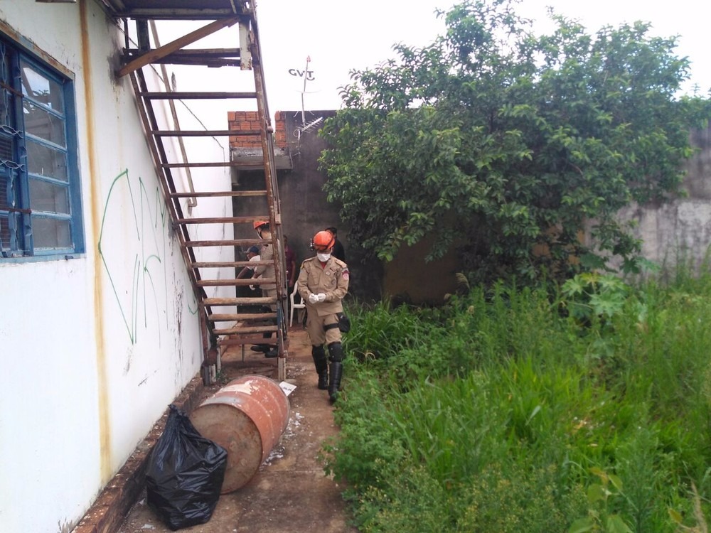 Corpo estava em imóvel desocupado; bombeiros foram chamados (Foto: Osvaldo Nóbrega)