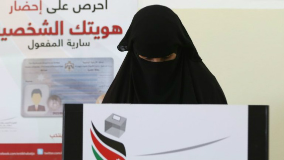Retorno dos islamitas marca as eleições legislativas na Jordânia Uma mulher jordaniana deposita seu voto na urna, em Amã, no dia 20 de setembro de 2016 - AFP
