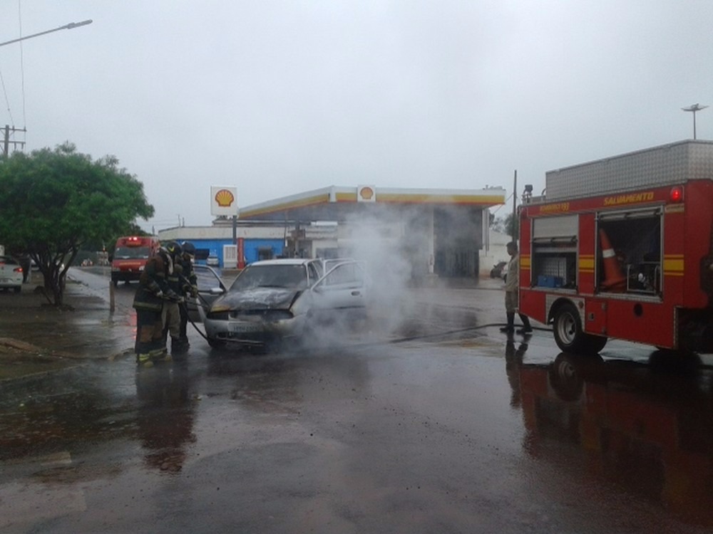 Carro em movimento pega fogo e deixa motorista assustado Bombeiros combatem incêndio a veículo no bairro Universitário, em Corumbá, MS (Foto: Corpo de Bombeiros/Divulgação)