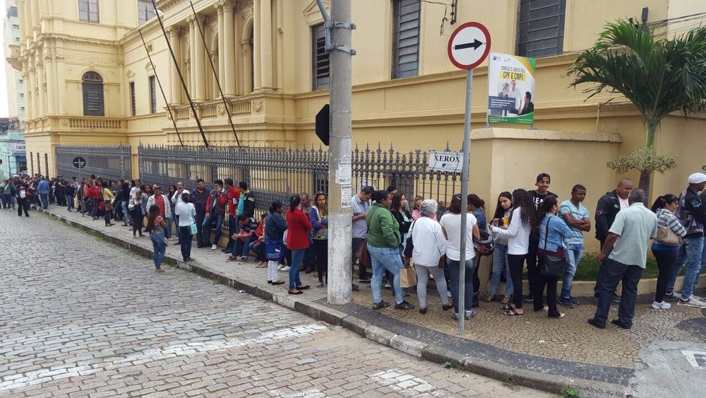 Fila de profissionais em busca de emprego superlota CPAT, em Campinas (Foto: André Natale / EPTV)