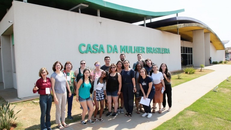 Estudantes de Universidade de Washington conhecem a Casa da Mulher Brasileira Estudantes de Universidade de Washington conhecem a Casa da Mulher Brasileira